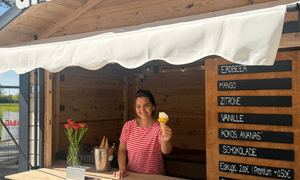 Eine Frau hält ein Eis in der Hand.